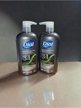 Two Dial Men 3-in-1 Body Hair Face Wash 32 fl oz Recharge Cedar Leaf Clean Rinse